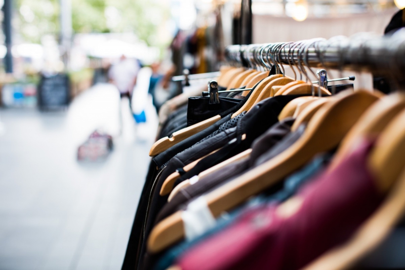 magasin-GONFARON-min_blur_close_up_focus_hanger_jacket_market_people_rack-1176303