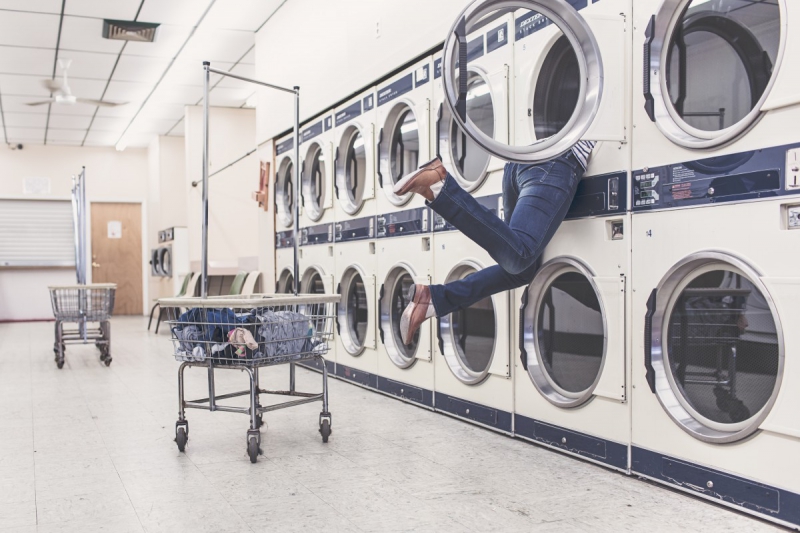 magasin-GONFARON-min_laundry_washing_machines_housewife_household_laundry_shop_woman_funny_accident-946996